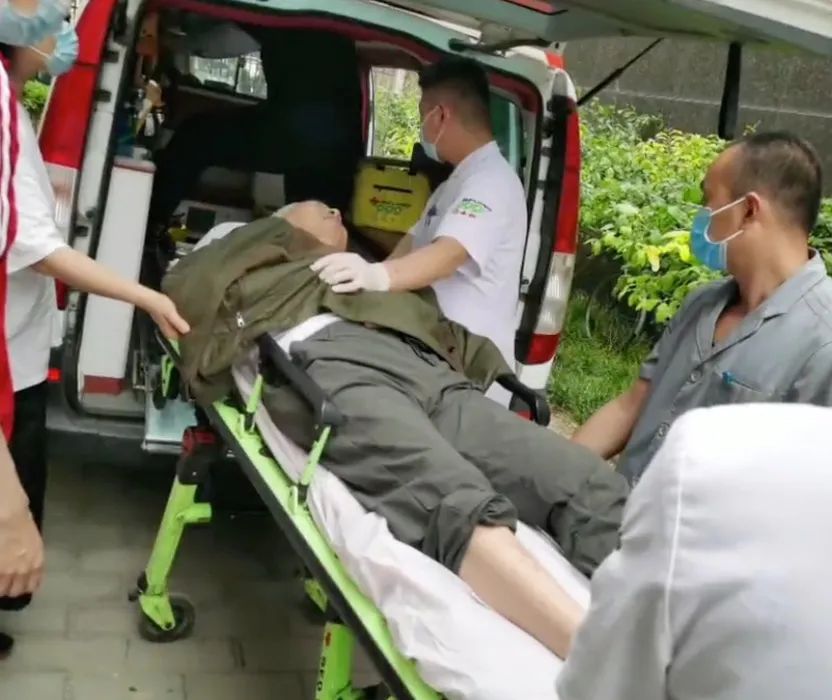 驚險！外賣放門口一天沒人拿？警察開鎖破門后……(圖6)